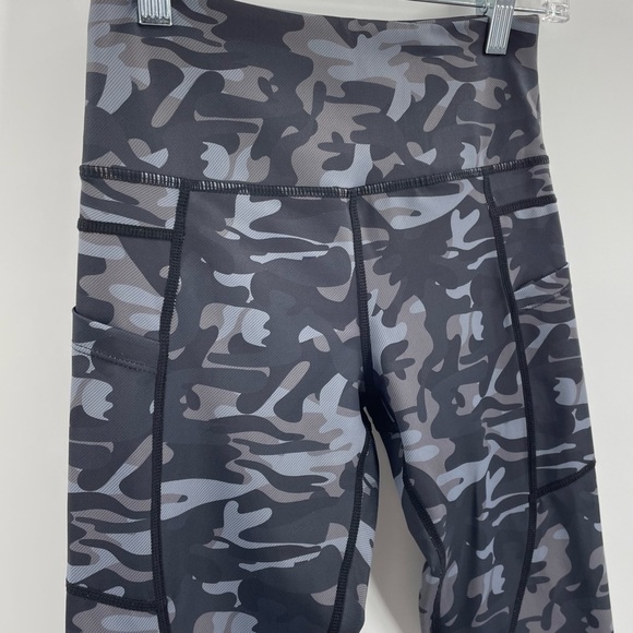 Zyia Active 2 Black Camo Pocket Light N Tight Hi-Rise 7/8 Leggings - Picture 3 of 8